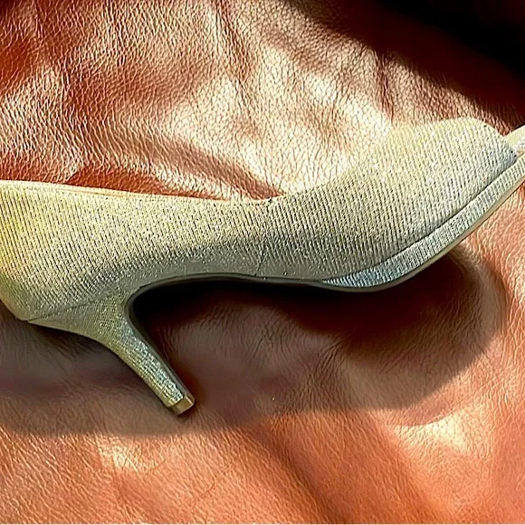 Great Wedding or Special Occasion shoes.  Kelly & Katie brand size 7.5 W. - Picture 3 of 11